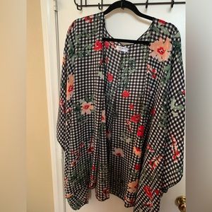 Kimono type cover black and white with floral pattern. Size 3X.